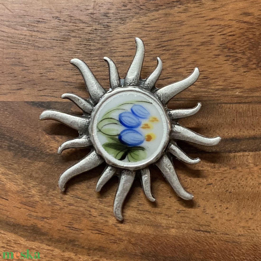 Bross - mentett virágos porcelán darabok - napsugár, kitűző - ékszer - kitűző és bross - Meska.hu