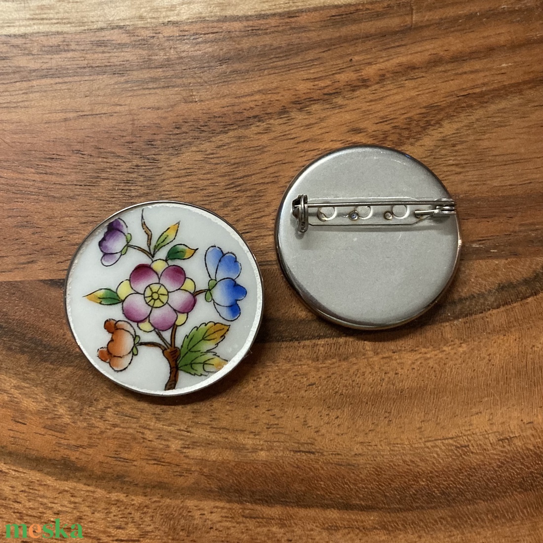 Bross - mentett virágos porcelán darabok - nemesacél bross, kitűző - ékszer - kitűző és bross - Meska.hu