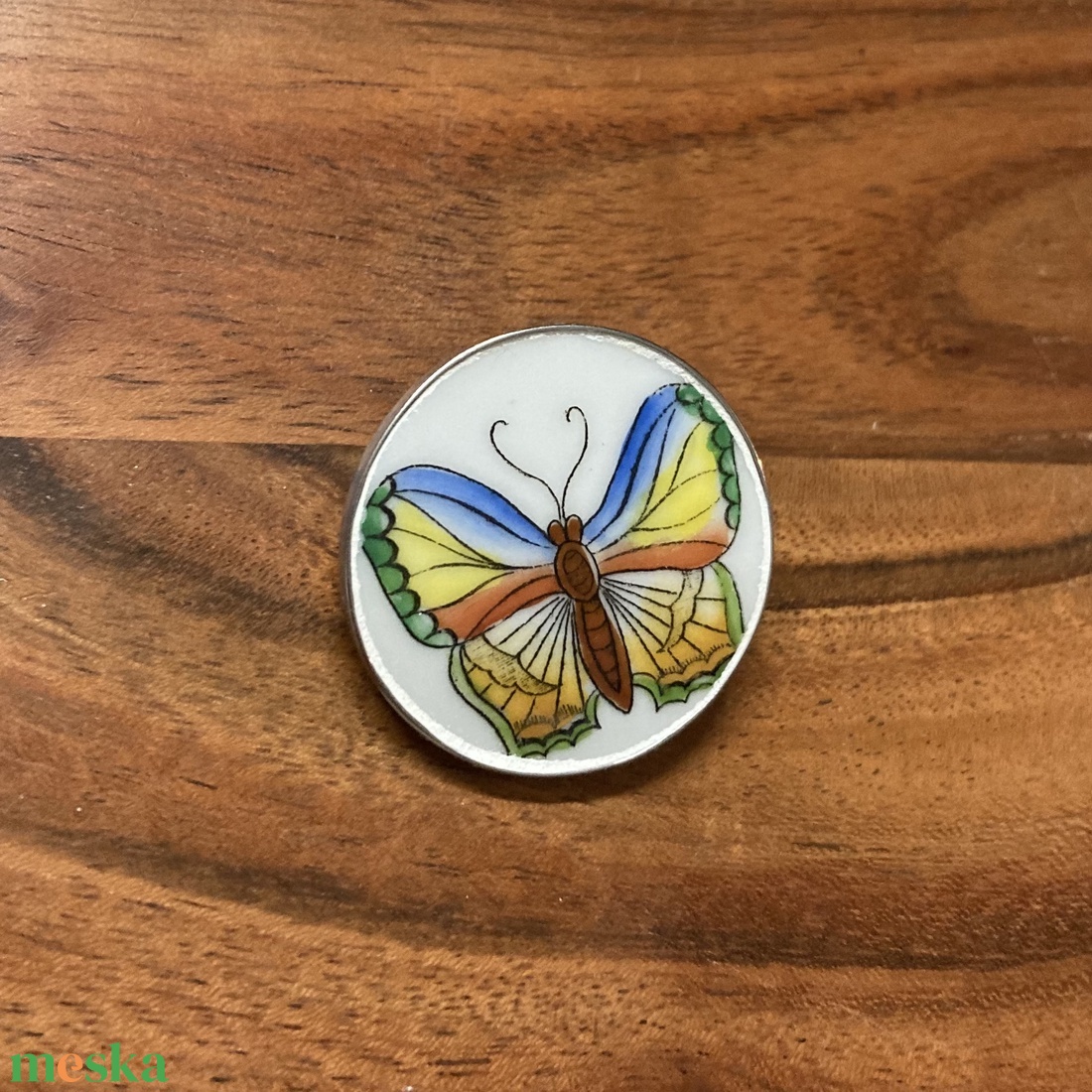 Bross - mentett pillangós porcelán darabok - nemesacél bross, kitűző - ékszer - kitűző és bross - Meska.hu