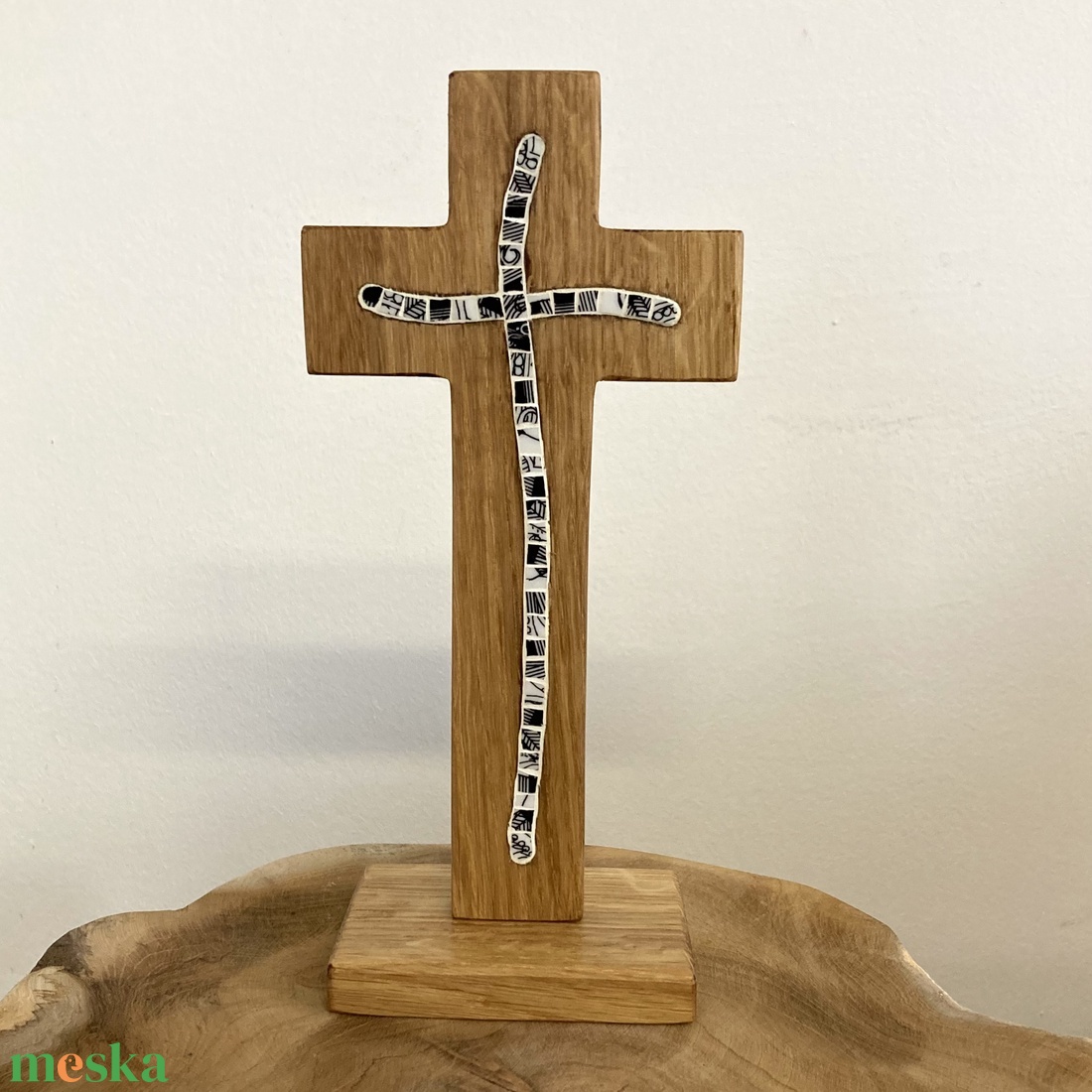 Asztali fakereszt mentett porcelán berakással, tölgyfa - otthon & életmód - vallás - kereszt - Meska.hu