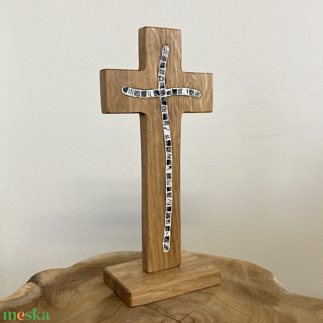 Asztali fakereszt mentett porcelán berakással, tölgyfa - otthon & életmód - vallás - kereszt - Meska.hu