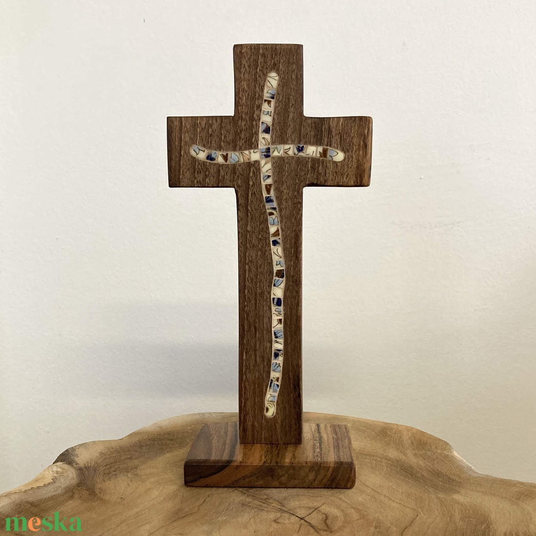 Asztali fakereszt mentett porcelán berakással, diófa - otthon & életmód - vallás - kereszt - Meska.hu
