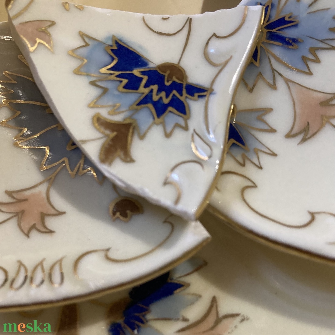 Asztali fakereszt mentett porcelán berakással, diófa - otthon & életmód - vallás - kereszt - Meska.hu