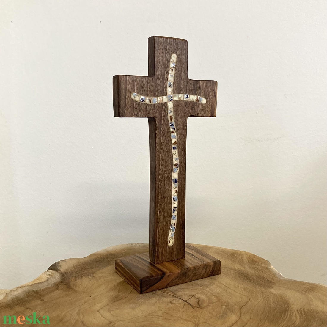 Asztali fakereszt mentett porcelán berakással, diófa - otthon & életmód - vallás - kereszt - Meska.hu
