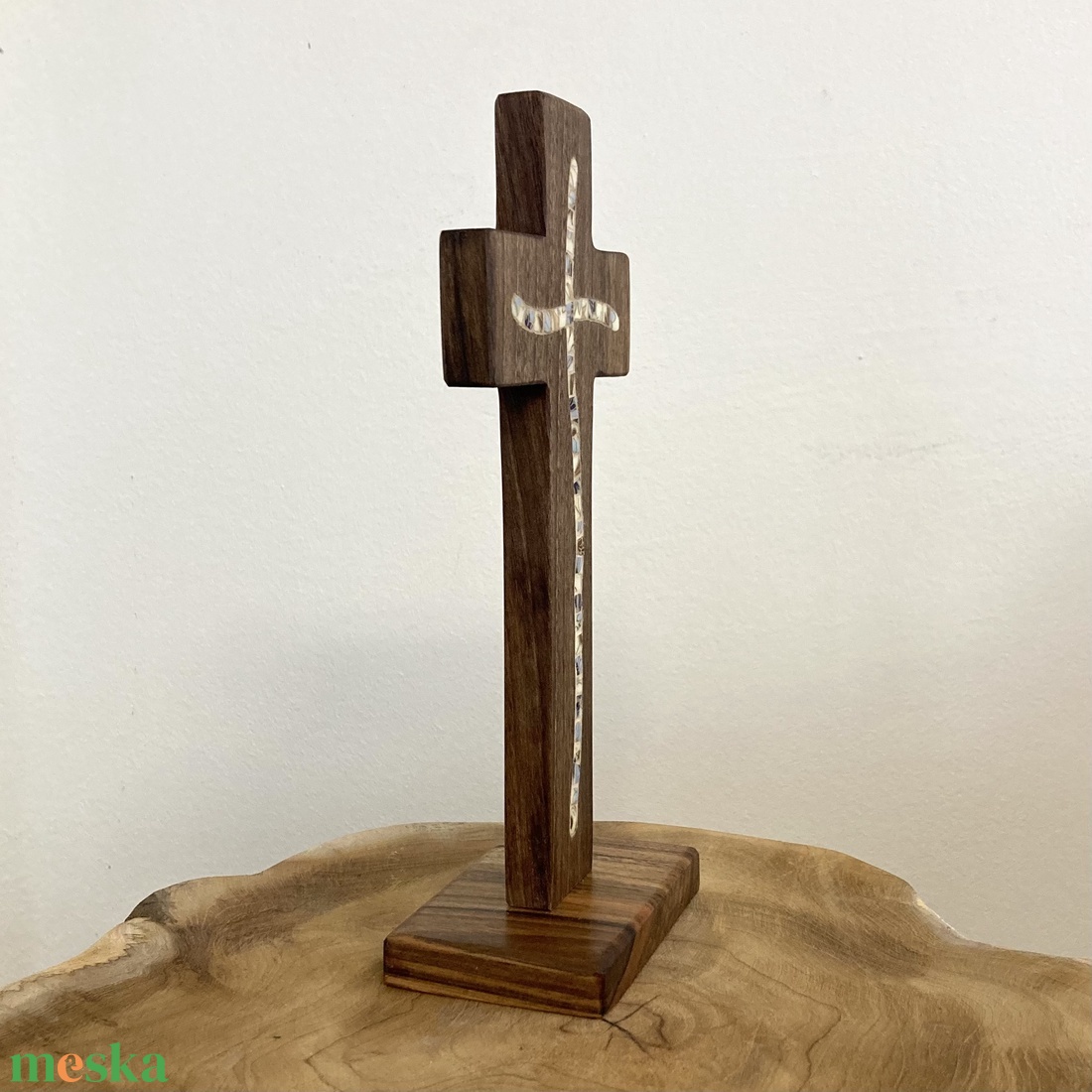Asztali fakereszt mentett porcelán berakással, diófa - otthon & életmód - vallás - kereszt - Meska.hu