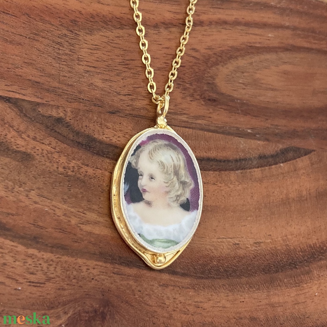 Aranyozott medál - mentett porcelán darabok - kislány arc medál vagy nyaklánc - ékszer - nyaklánc - medálos nyaklánc - Meska.hu