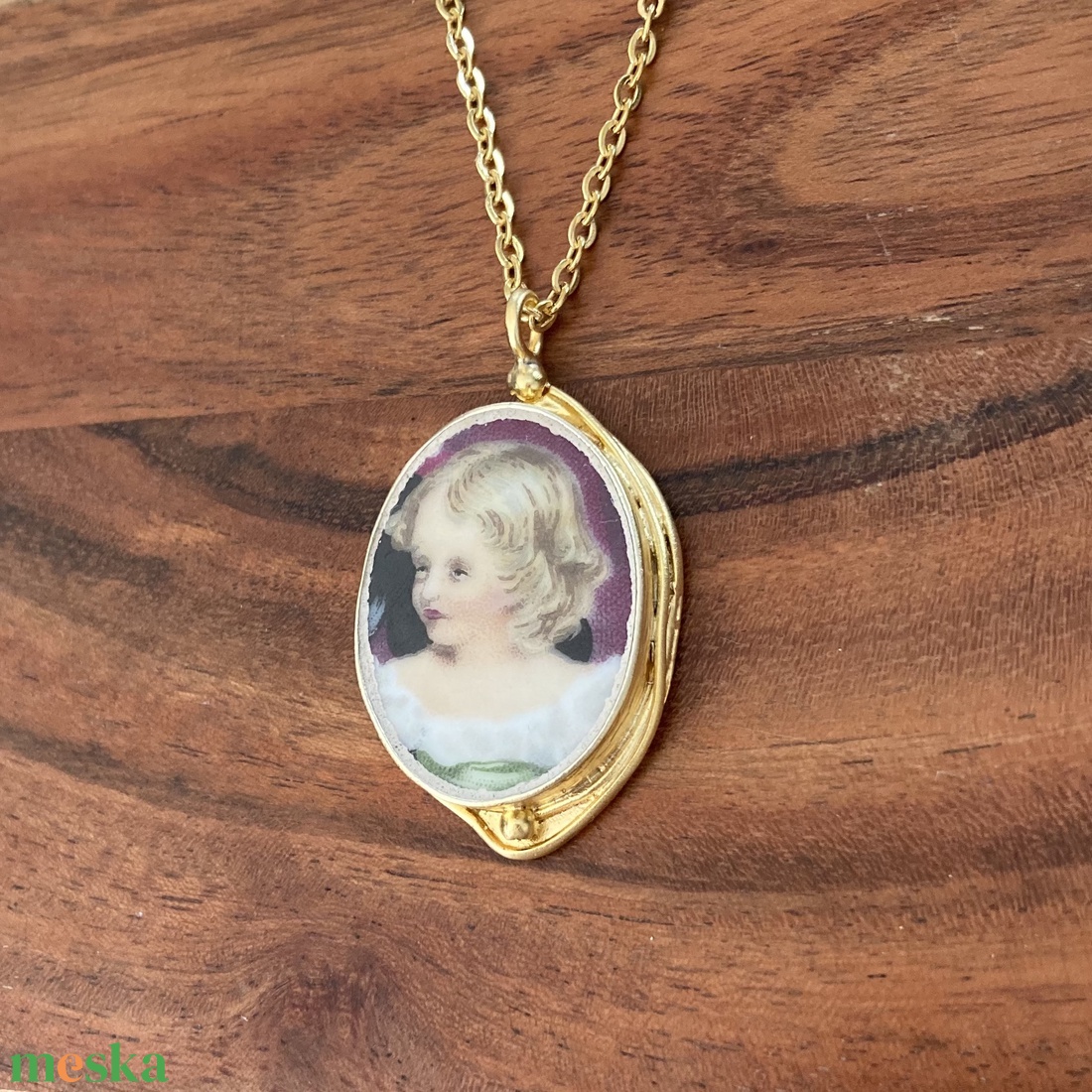 Aranyozott medál - mentett porcelán darabok - kislány arc medál vagy nyaklánc - ékszer - nyaklánc - medálos nyaklánc - Meska.hu
