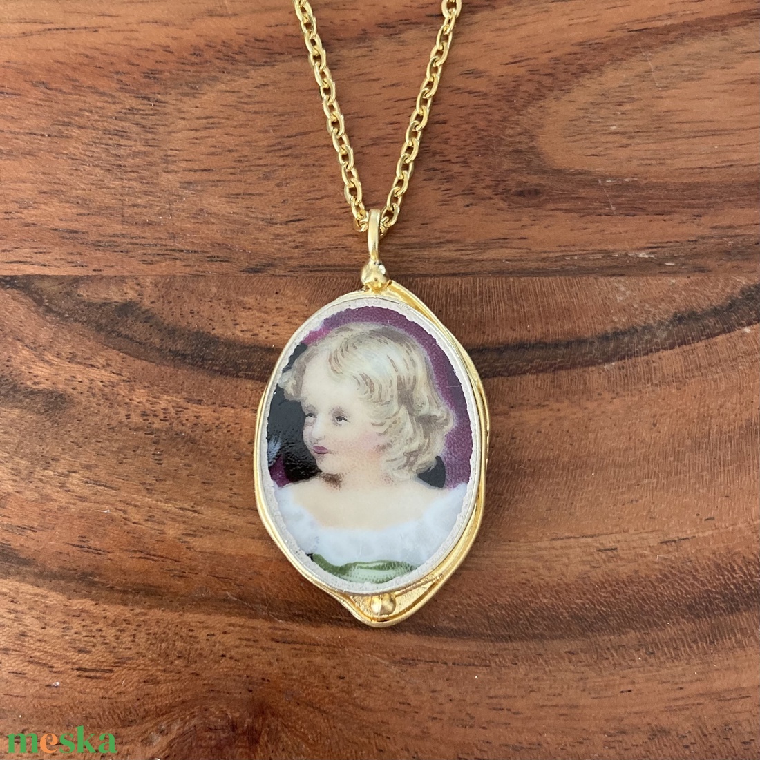 Aranyozott medál - mentett porcelán darabok - kislány arc medál vagy nyaklánc - ékszer - nyaklánc - medálos nyaklánc - Meska.hu