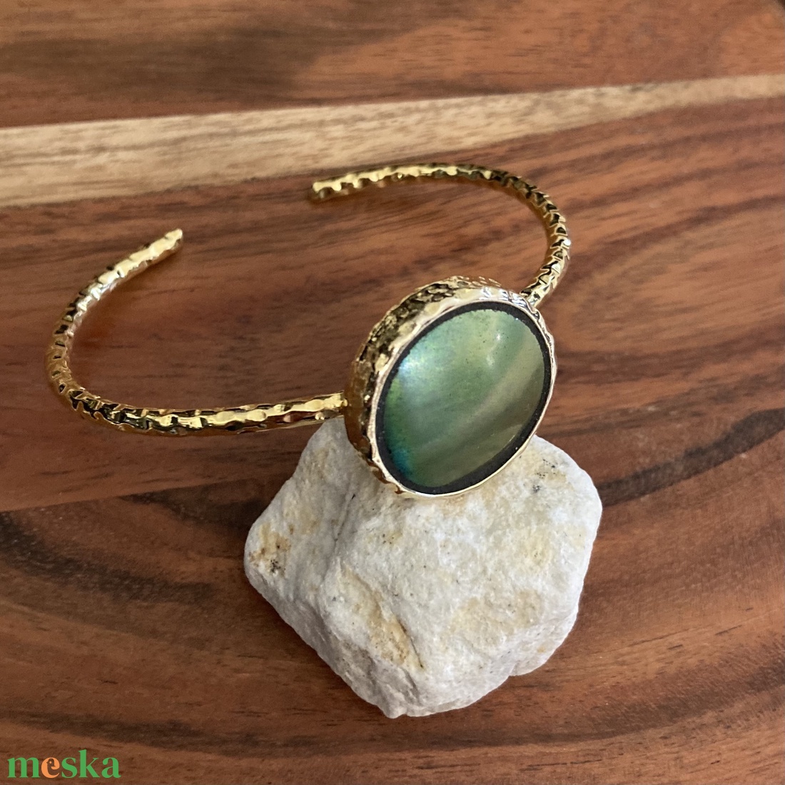 Aranyozott karperec - eozinos mentett porcelán darabok - állítható - ékszer - karkötő - karkötő medállal - Meska.hu