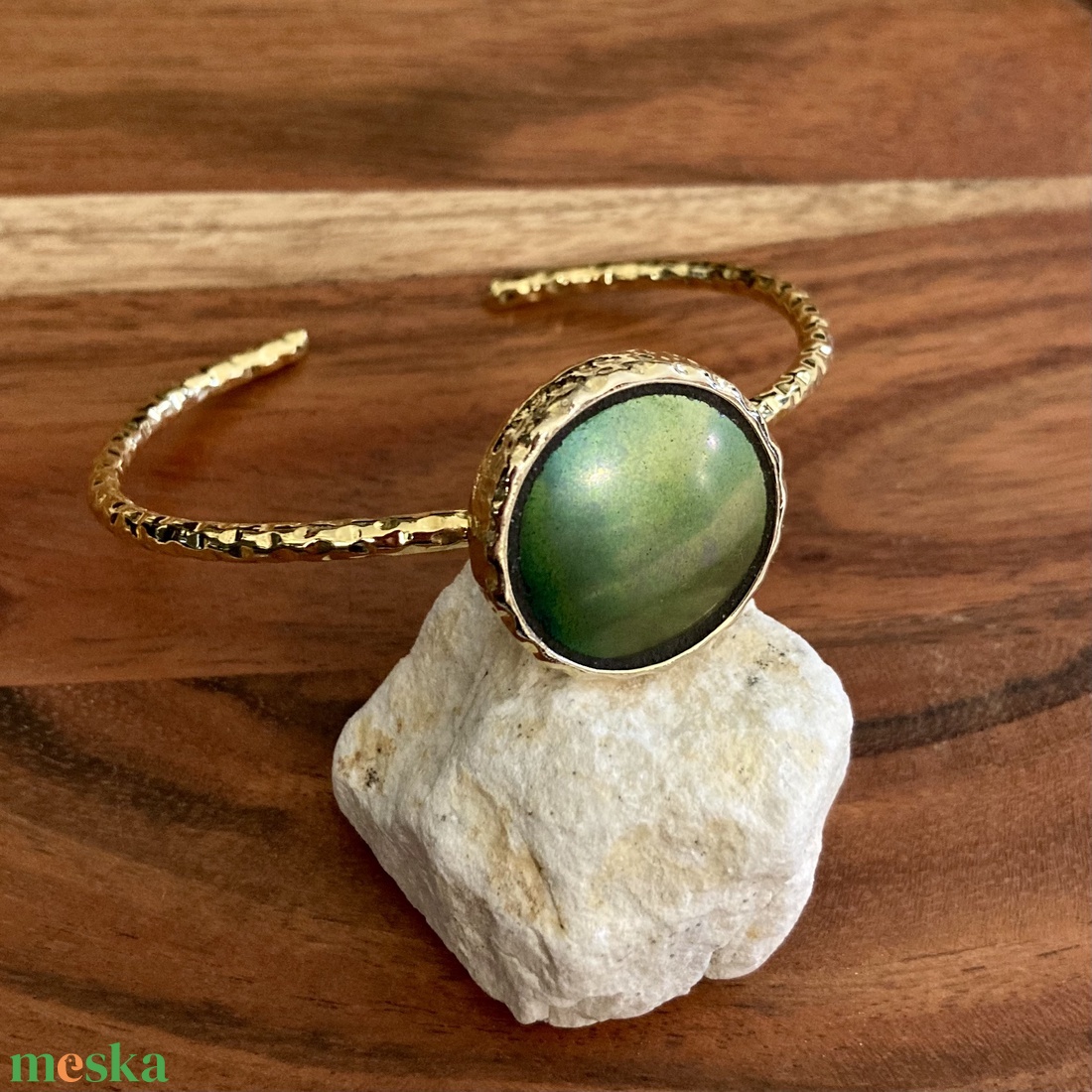 Aranyozott karperec - eozinos mentett porcelán darabok - állítható - ékszer - karkötő - karkötő medállal - Meska.hu