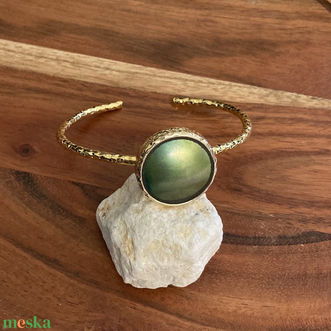 Aranyozott karperec - eozinos mentett porcelán darabok - állítható - ékszer - karkötő - karkötő medállal - Meska.hu