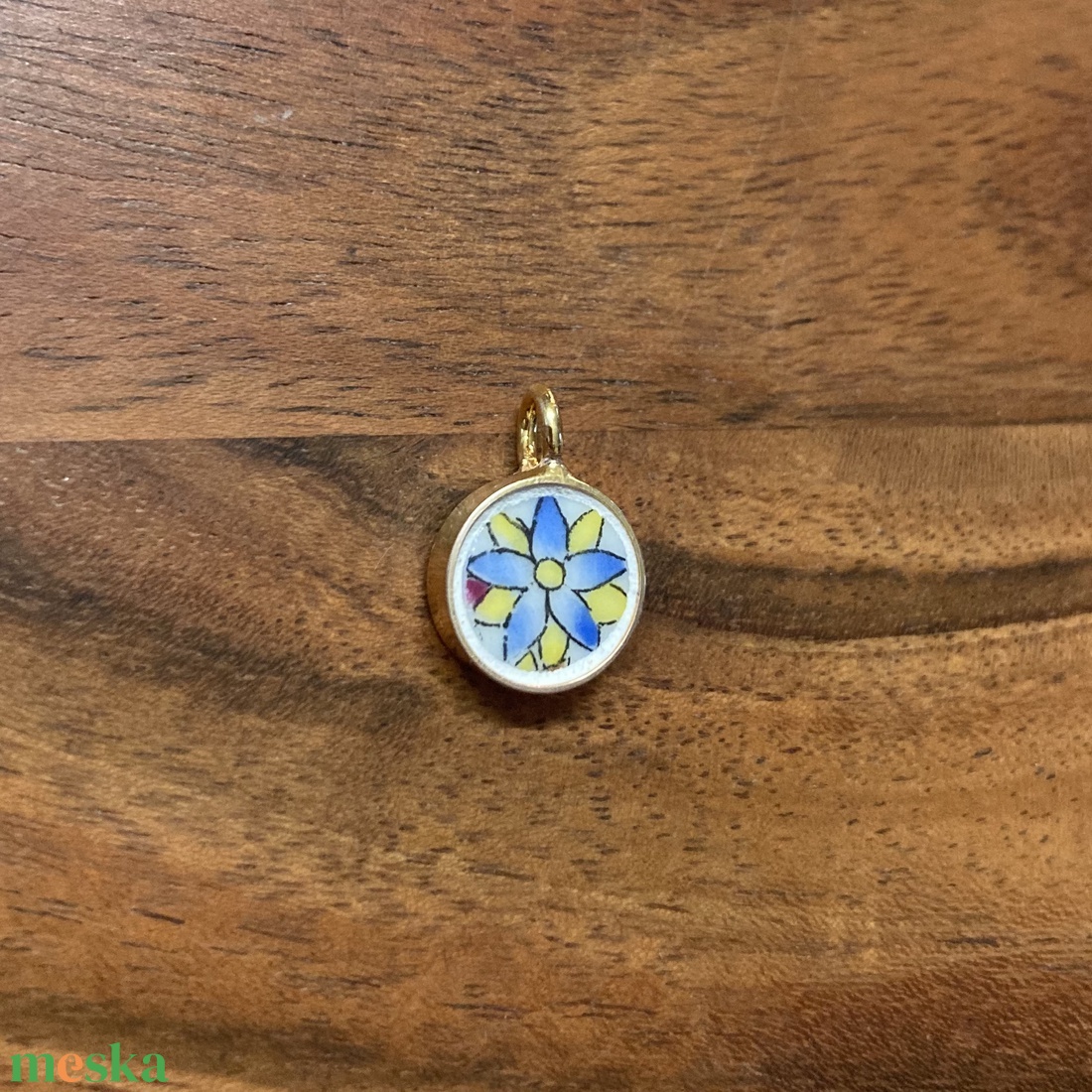 Aranyozott pici medál - mentett virágos porcelán darabok - medál vagy nyaklánc - ékszer - nyaklánc - medálos nyaklánc - Meska.hu