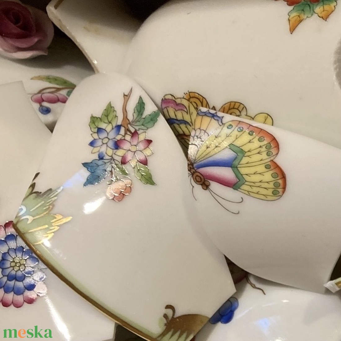 Aranyozott pici medál - mentett virágos porcelán darabok - medál vagy nyaklánc - ékszer - nyaklánc - medálos nyaklánc - Meska.hu
