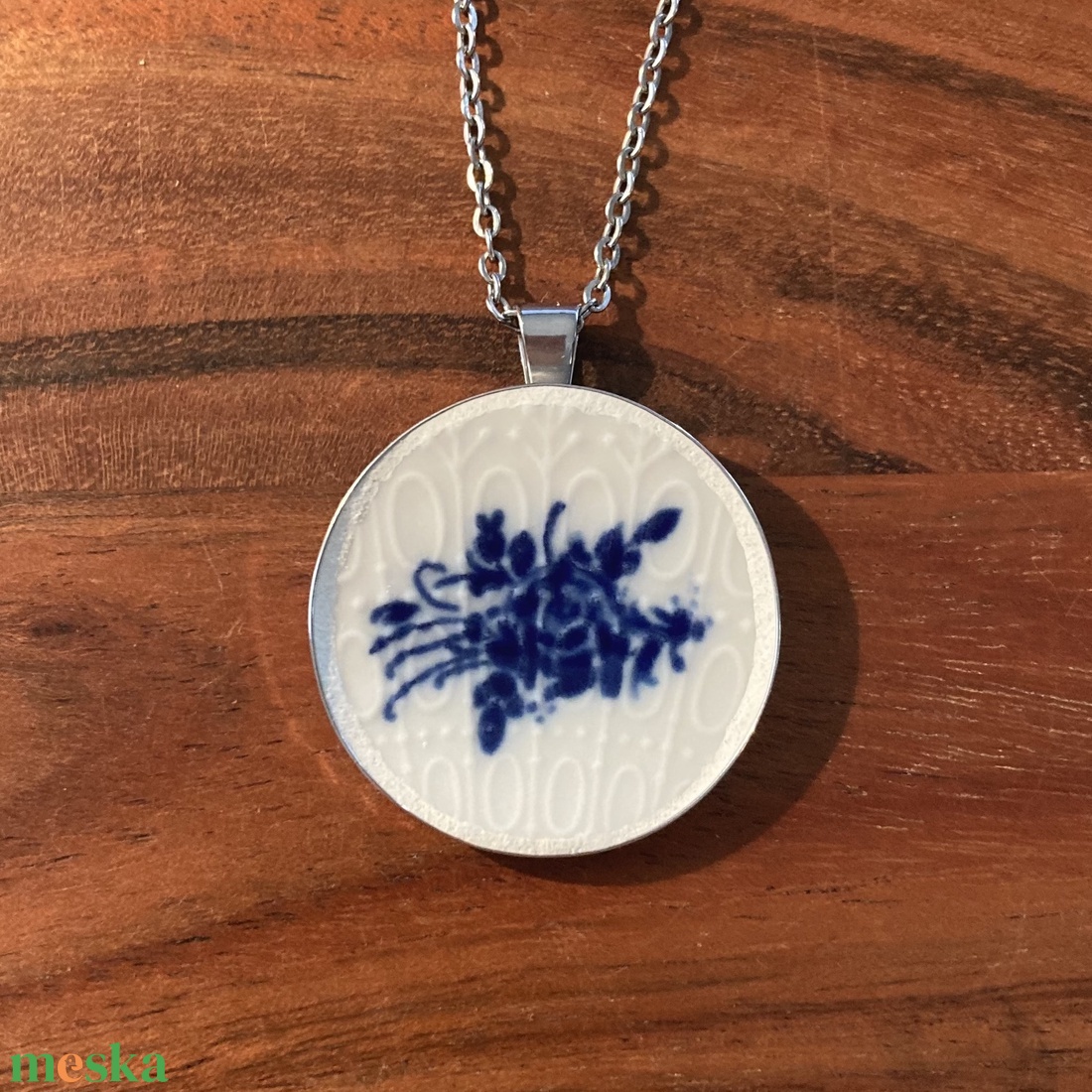 Mentett porcelán darabok - nyaklánc - nagy medálos, kék virágos - ékszer - nyaklánc - medálos nyaklánc - Meska.hu