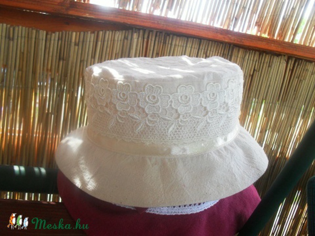 Nyers molinó kalap, vert-csipke díszítéssel.  -  - Meska.hu