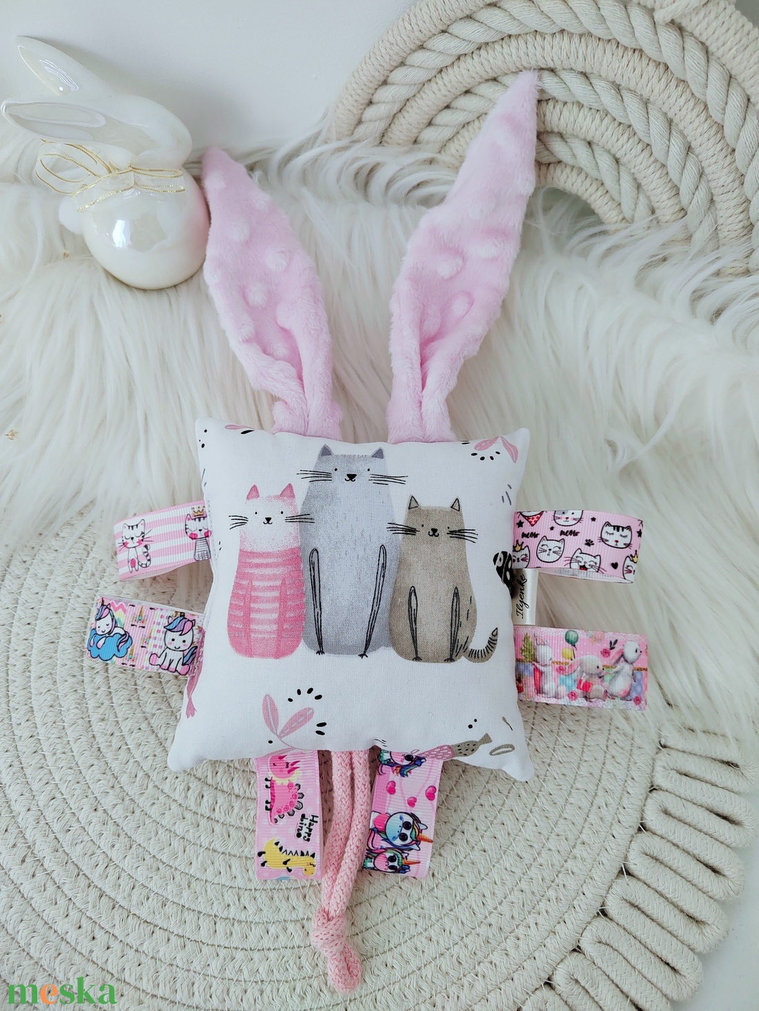 Rózsaszín cicás cimkepárna csörgővel  - baba - mama - baba játékok - babakocka - Meska.hu