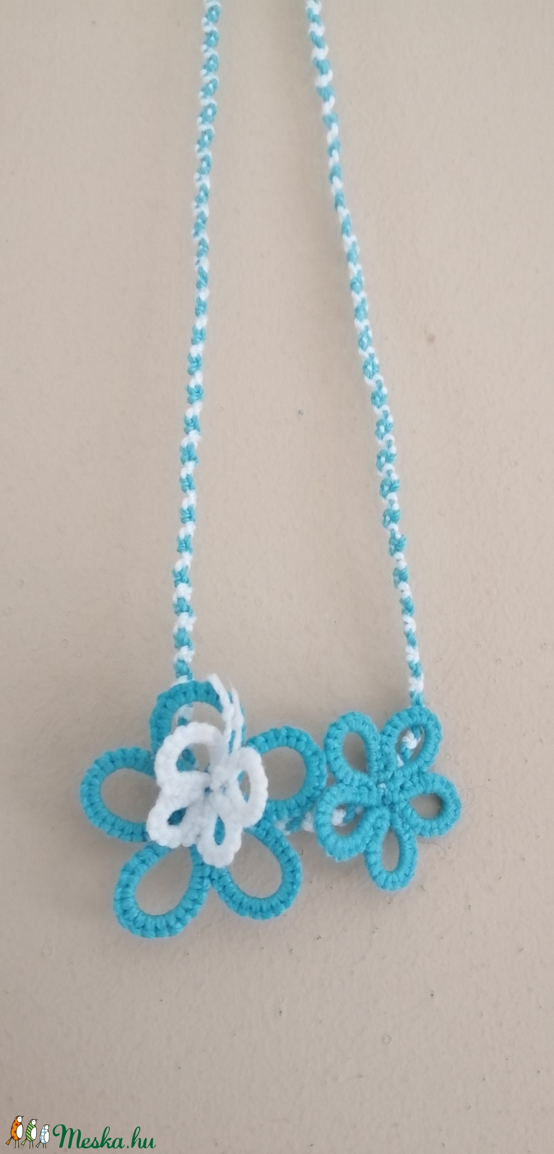 Kék-fehér pillangós virágos nyaklánc - ékszer - nyaklánc - statement nyaklánc - Meska.hu