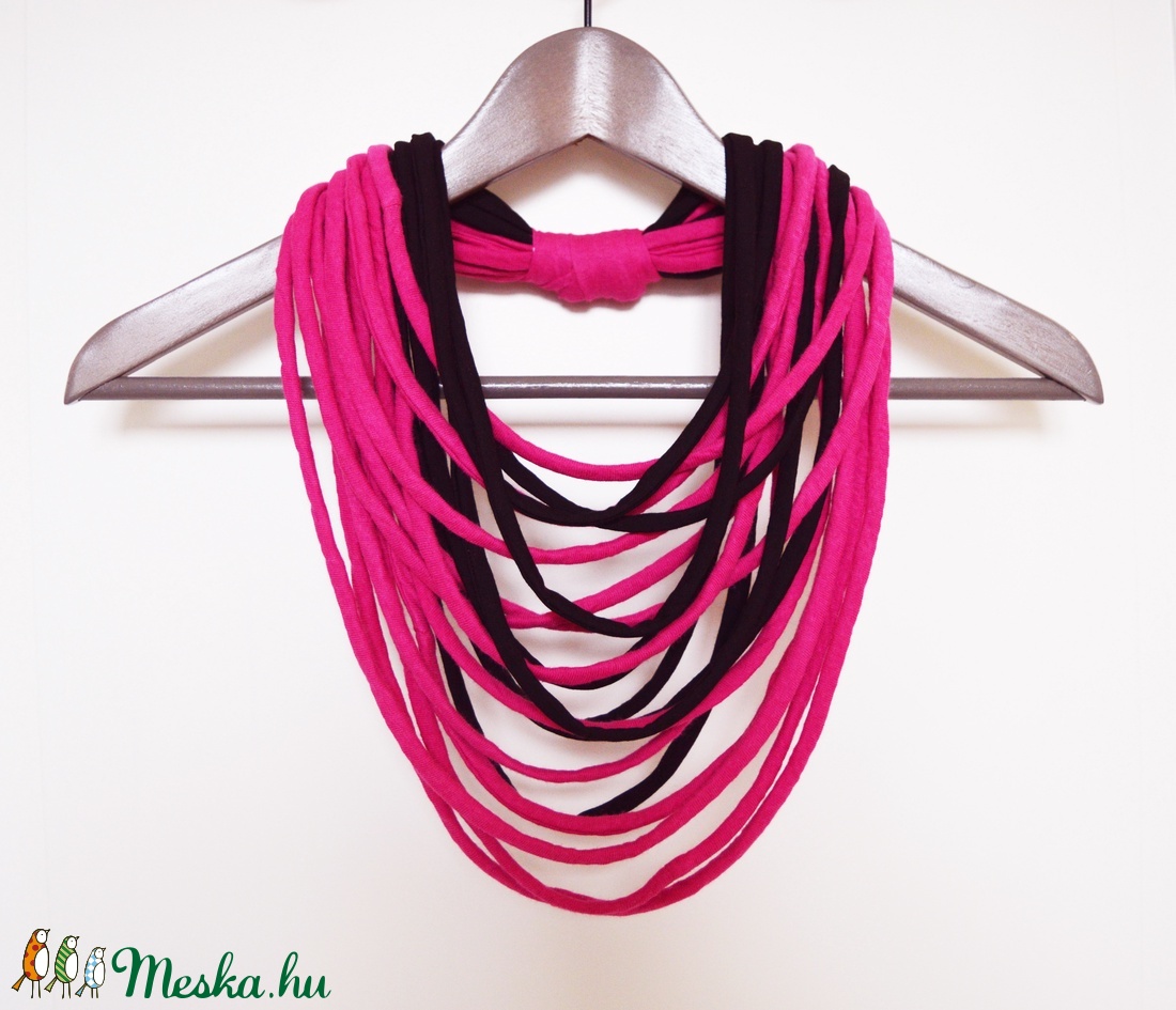 Nyaklánc pólóanyagból pink fekete - ékszer - nyaklánc - párhuzamos nyaklánc - Meska.hu Nyaklánc pólóanyagból pink fekete - ékszer - nyaklánc - párhuzamos nyaklánc - Meska.hu