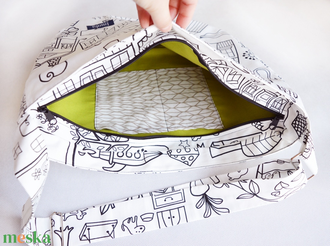 1.1 BASIC KOLLEKCIÓ Válltáska / Oldaltáska / Biciklis táska fekete fehér grafika mintás  - táska & tok - edzőtáskák - edzőtáskák - Meska.hu