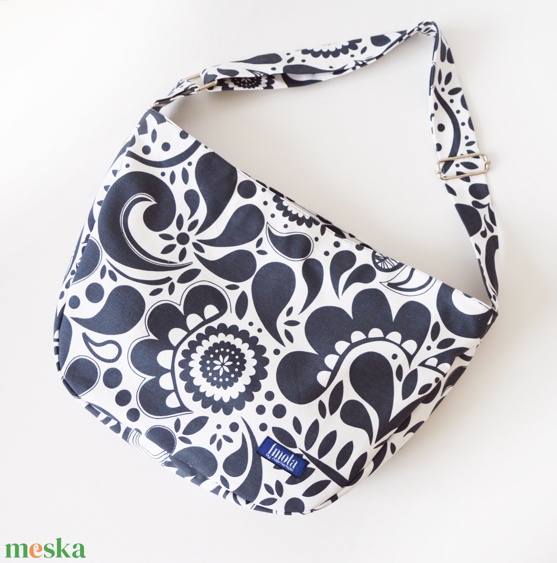 1.1 BASIC KOLLEKCIÓ Válltáska / Oldaltáska / Biciklis táska inda mintás szürke fehér - táska & tok - kézitáska & válltáska - vállon átvethető táska - Meska.hu