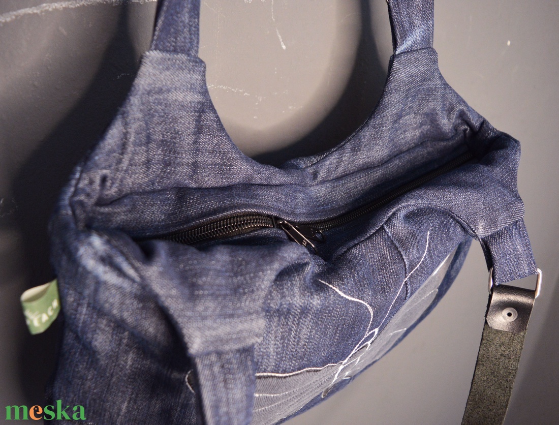 Molylepke válltáska / kézitáska fekete valódi bőr pántokkal - táska & tok - kézitáska & válltáska - válltáska - Meska.hu