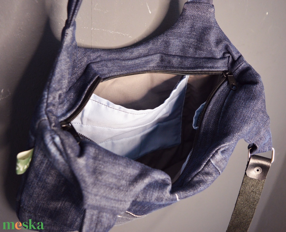 Molylepke válltáska / kézitáska fekete valódi bőr pántokkal - táska & tok - kézitáska & válltáska - válltáska - Meska.hu