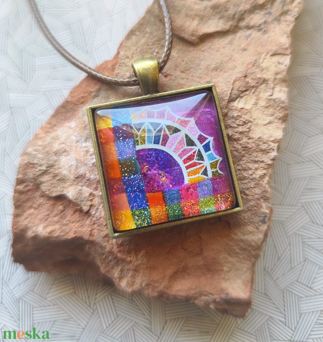 Napszivárvány - üveglencsés medál - ékszer - nyaklánc - medál - Meska.hu