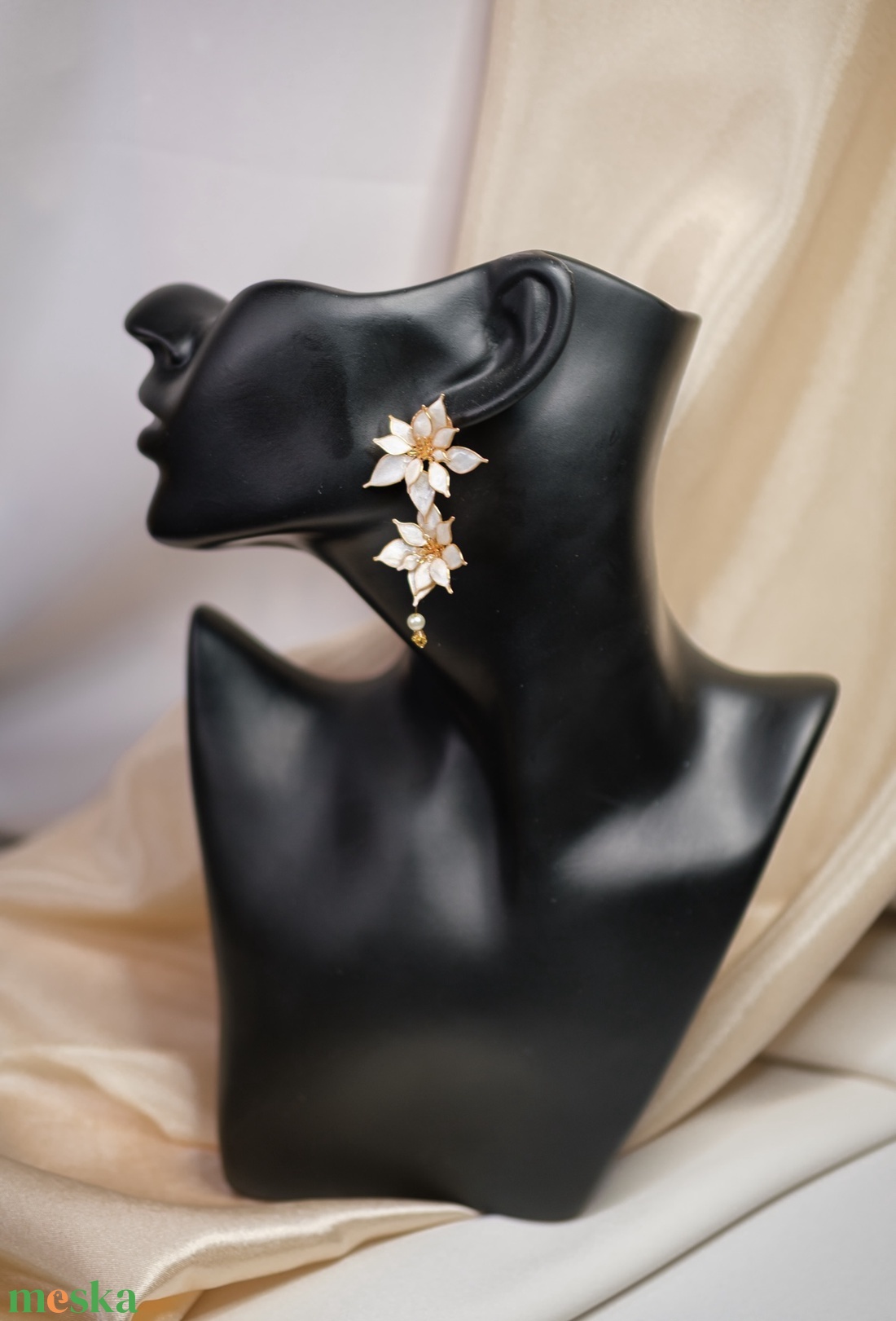 Fehér virág fülbevaló - ékszer - fülbevaló - csillár fülbevaló - Meska.hu