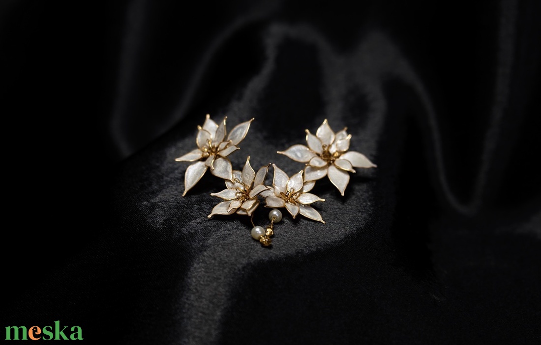 Fehér virág fülbevaló - ékszer - fülbevaló - csillár fülbevaló - Meska.hu
