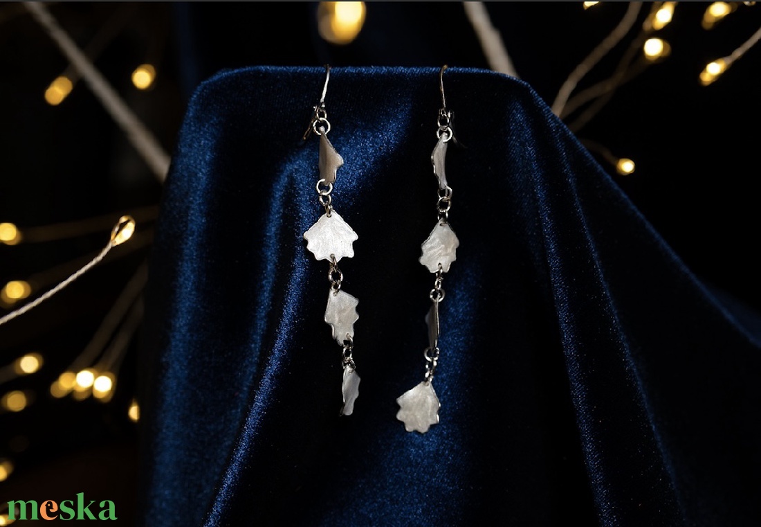 Fehér pipacsszirom lógós fülbevaló - ékszer - fülbevaló - lógó fülbevaló - Meska.hu