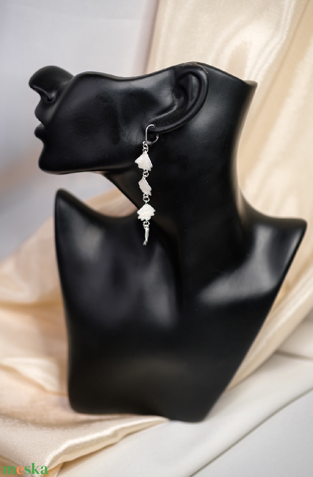 Fehér pipacsszirom lógós fülbevaló - ékszer - fülbevaló - lógó fülbevaló - Meska.hu