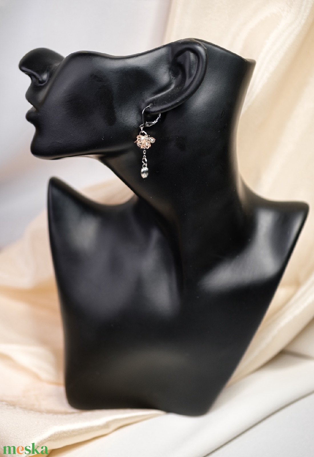 Apró virágos asszimetrikus fülbevaló - ékszer - fülbevaló - lógó fülbevaló - Meska.hu