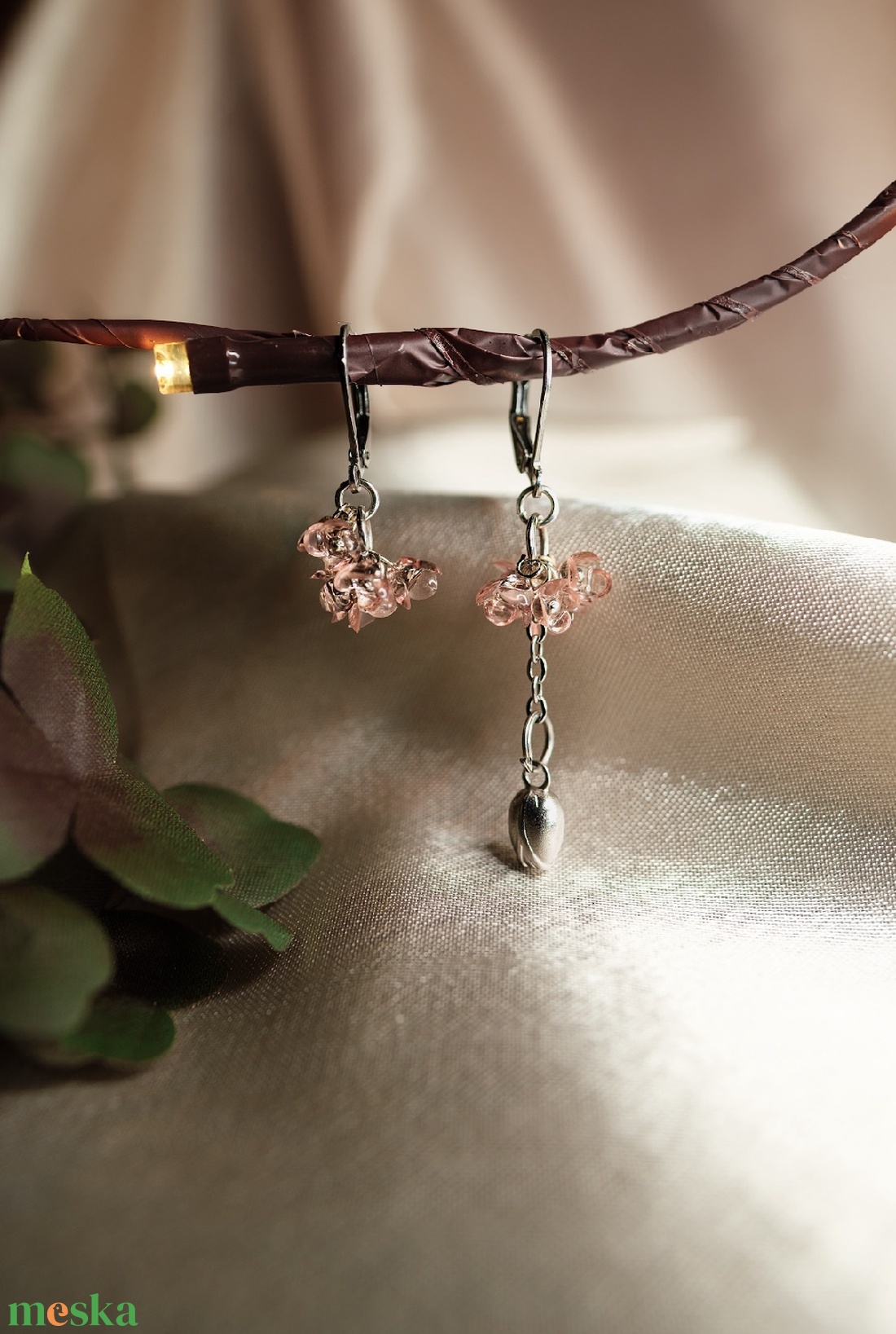 Apró virágos asszimetrikus fülbevaló - ékszer - fülbevaló - lógó fülbevaló - Meska.hu