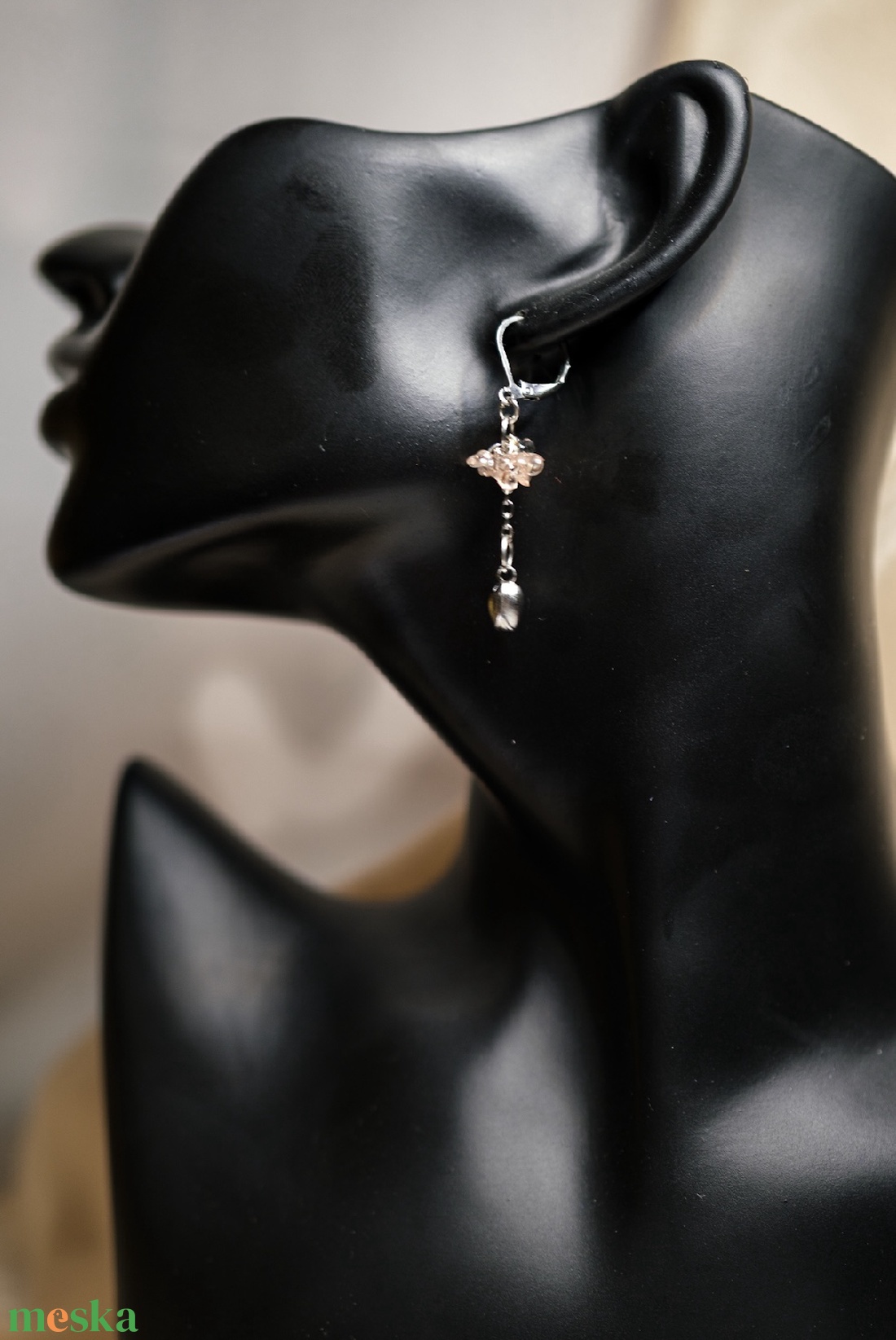 Apró virágos asszimetrikus fülbevaló - ékszer - fülbevaló - lógó fülbevaló - Meska.hu