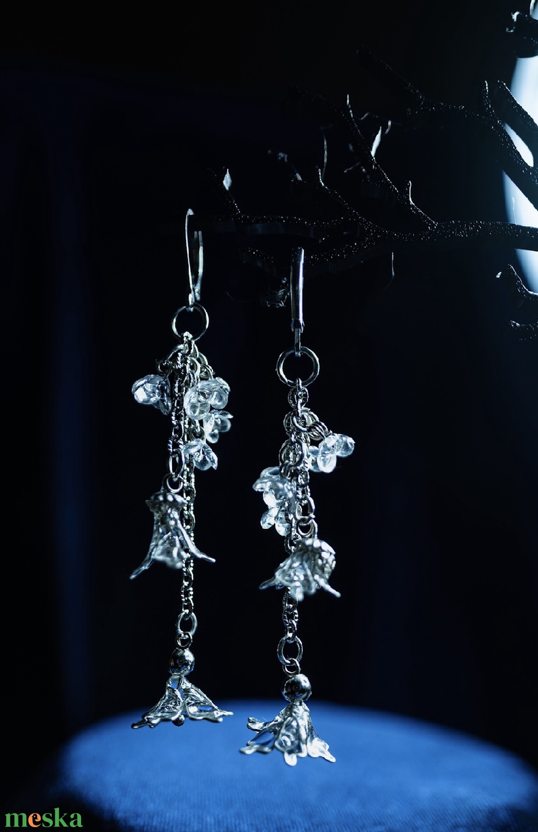 Apró üvegvirág hatású lógós fülbevaló - ékszer - fülbevaló - csillár fülbevaló - Meska.hu