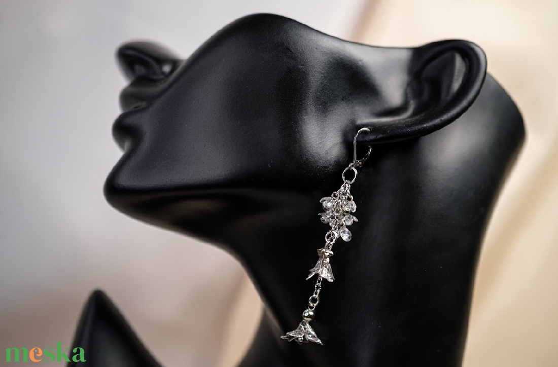 Apró üvegvirág hatású lógós fülbevaló - ékszer - fülbevaló - csillár fülbevaló - Meska.hu