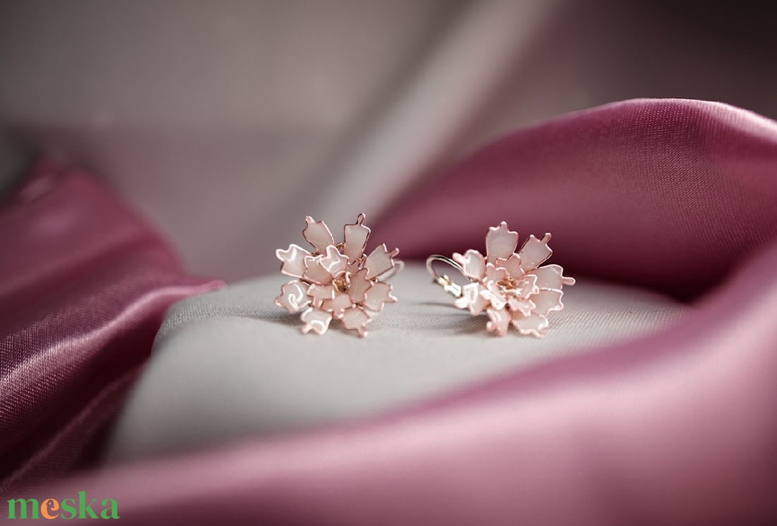 Púderrózsaszín virág fülbevaló - ékszer - fülbevaló - lógó fülbevaló - Meska.hu