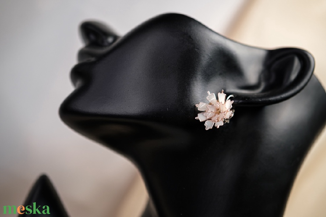 Púderrózsaszín virág fülbevaló - ékszer - fülbevaló - lógó fülbevaló - Meska.hu