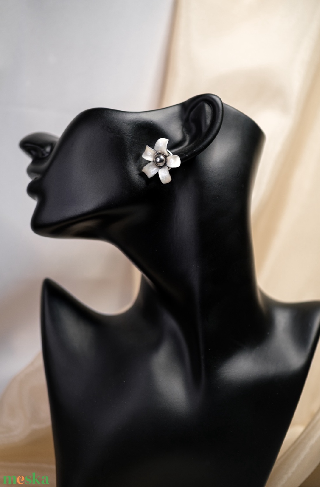 Gyöngyház fehér virág fülbevaló - esküvő - ékszer - fülbevaló - Meska.hu