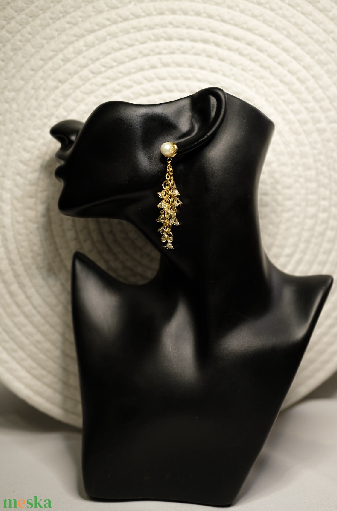 Bézs gyöngyös, üvegvirág hatású arany színű fülbevaló - ékszer - fülbevaló - lógó fülbevaló - Meska.hu