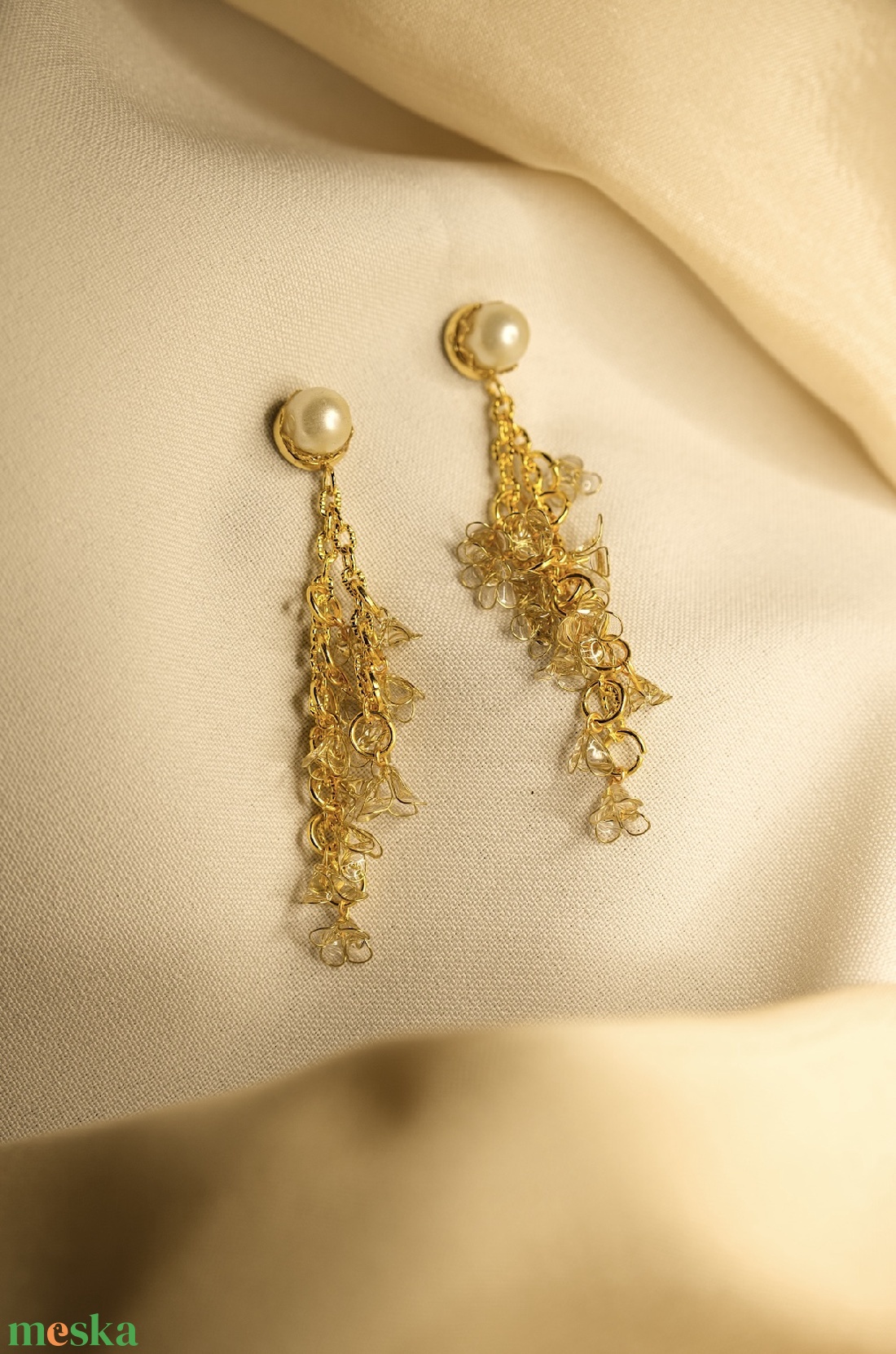 Bézs gyöngyös, üvegvirág hatású arany színű fülbevaló - ékszer - fülbevaló - lógó fülbevaló - Meska.hu