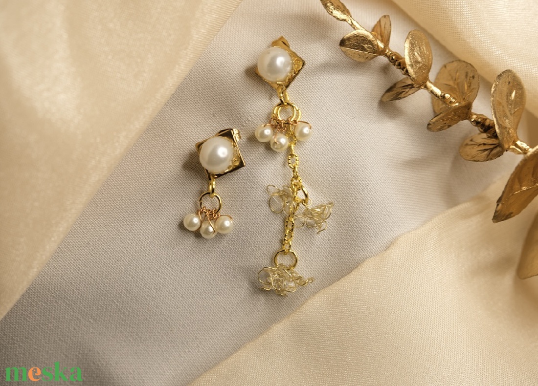 Arany színű, bézs gyöngyös asszimetrikus lógós fülbevaló - ékszer - fülbevaló - lógó fülbevaló - Meska.hu