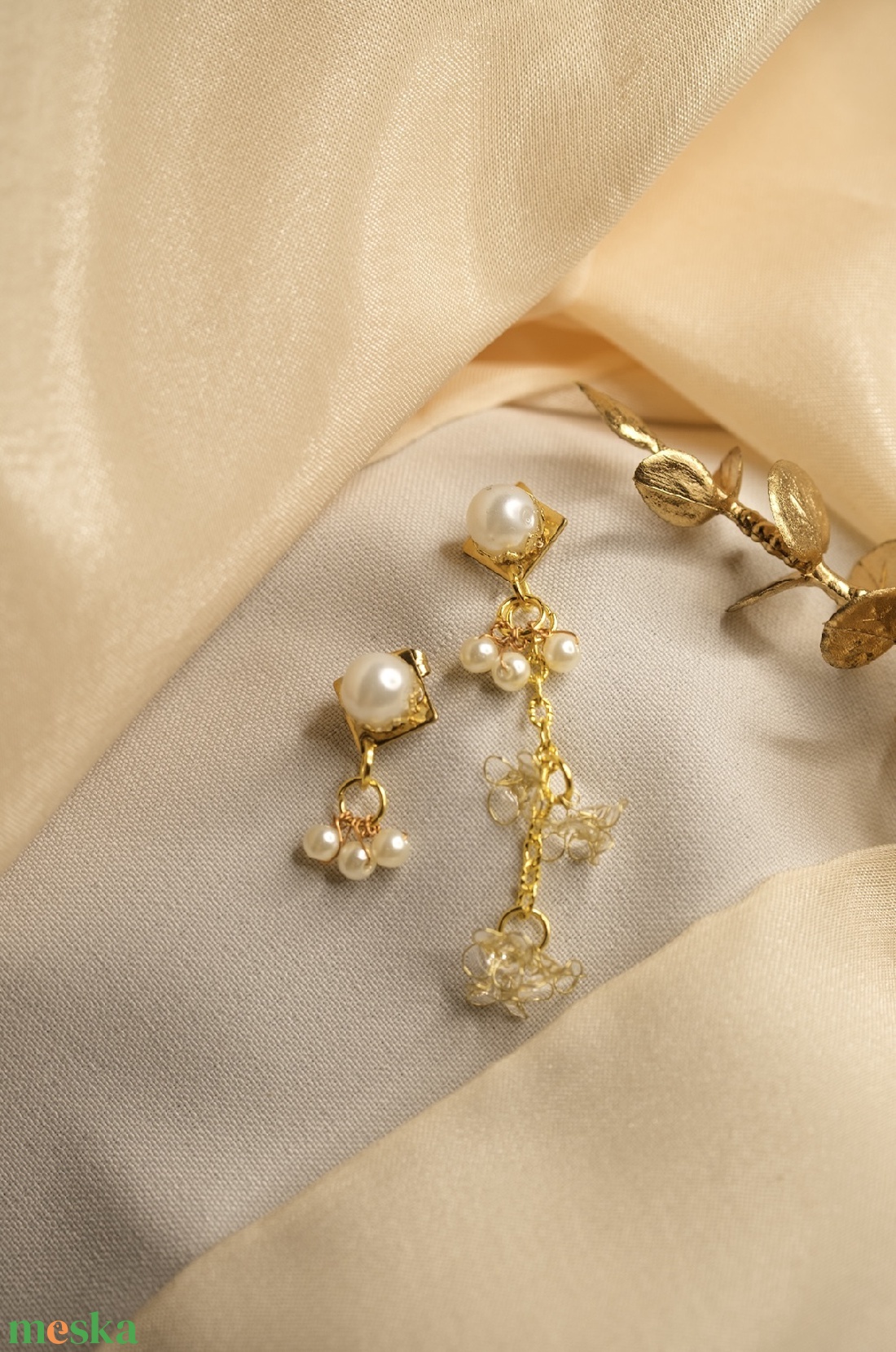 Arany színű, bézs gyöngyös asszimetrikus lógós fülbevaló - ékszer - fülbevaló - lógó fülbevaló - Meska.hu