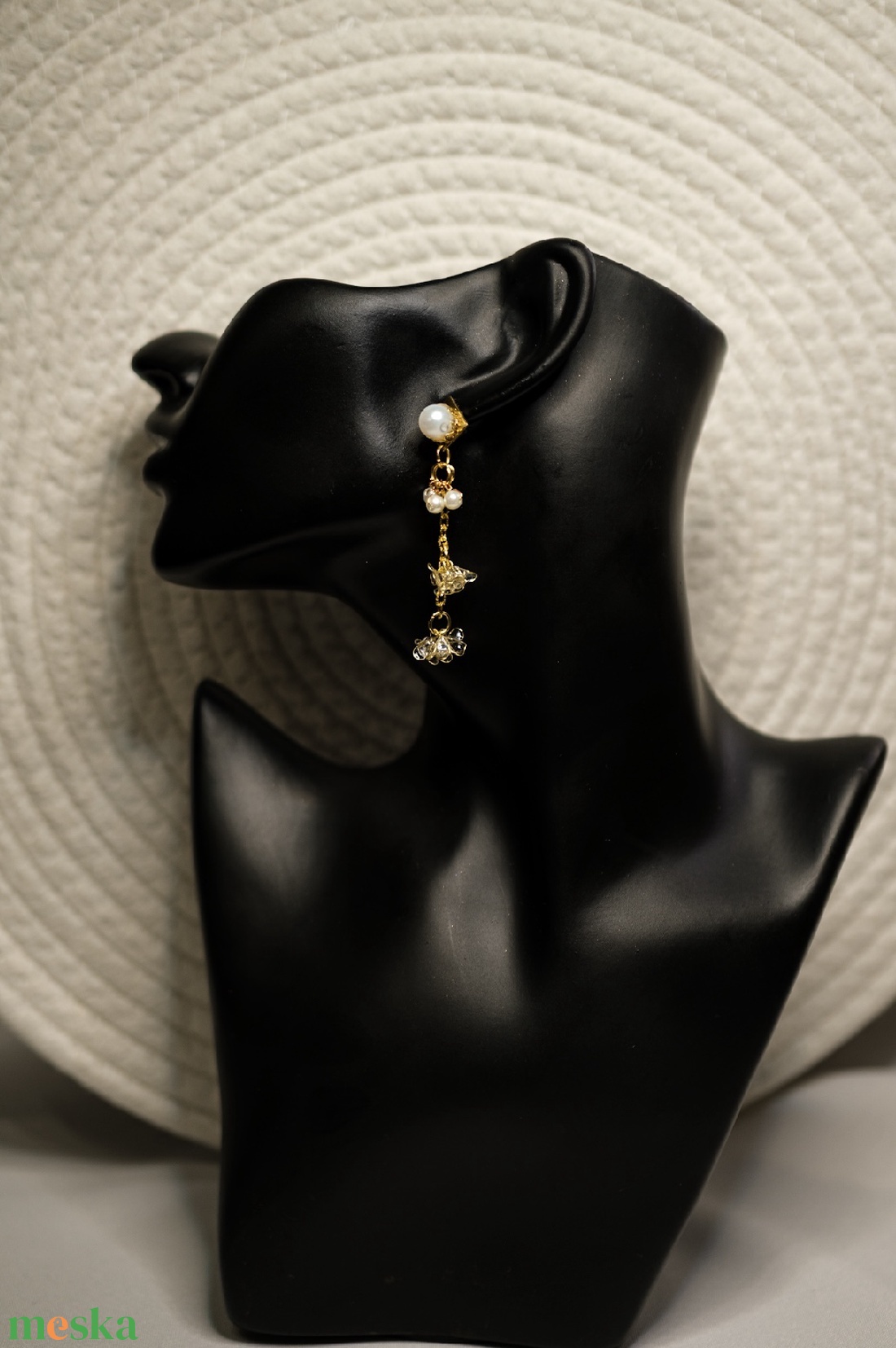 Arany színű, bézs gyöngyös asszimetrikus lógós fülbevaló - ékszer - fülbevaló - lógó fülbevaló - Meska.hu