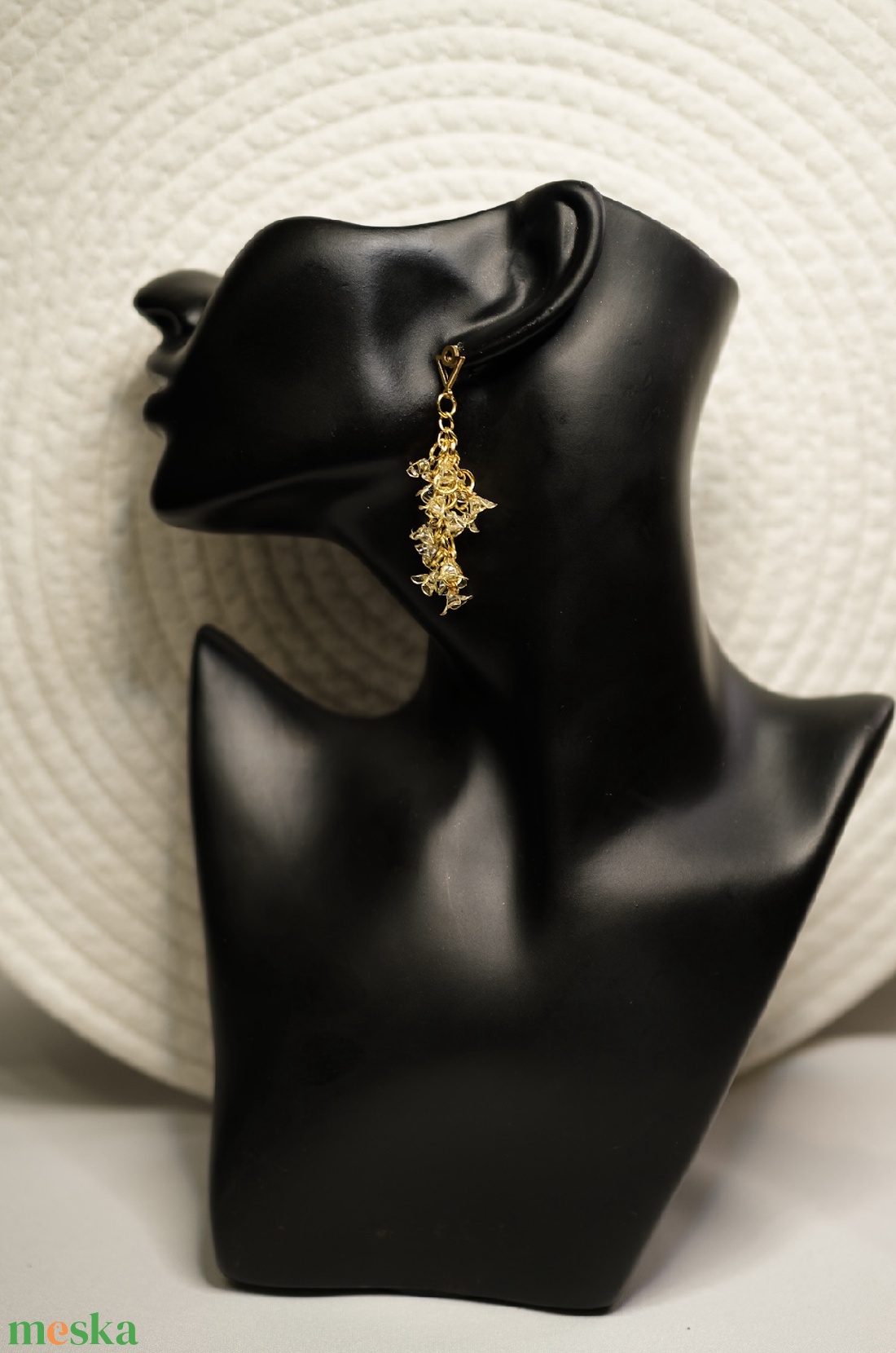 Arany színű, üvegvirág hatású lógós fülbevaló - ékszer - fülbevaló - lógó fülbevaló - Meska.hu