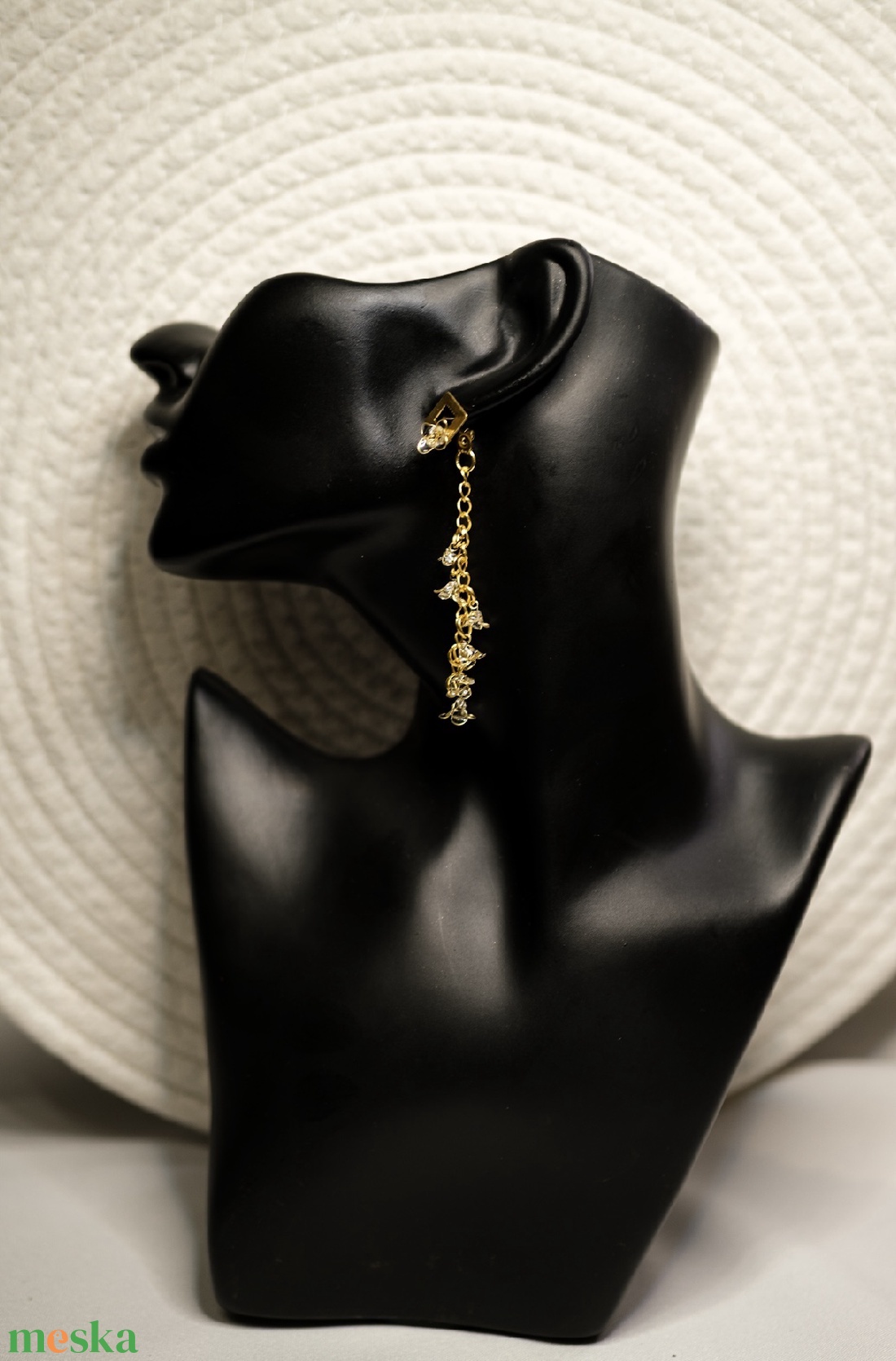 Arany színű, üvegvirág hatású hátulról lógós fülbevaló - ékszer - fülbevaló - lógó fülbevaló - Meska.hu