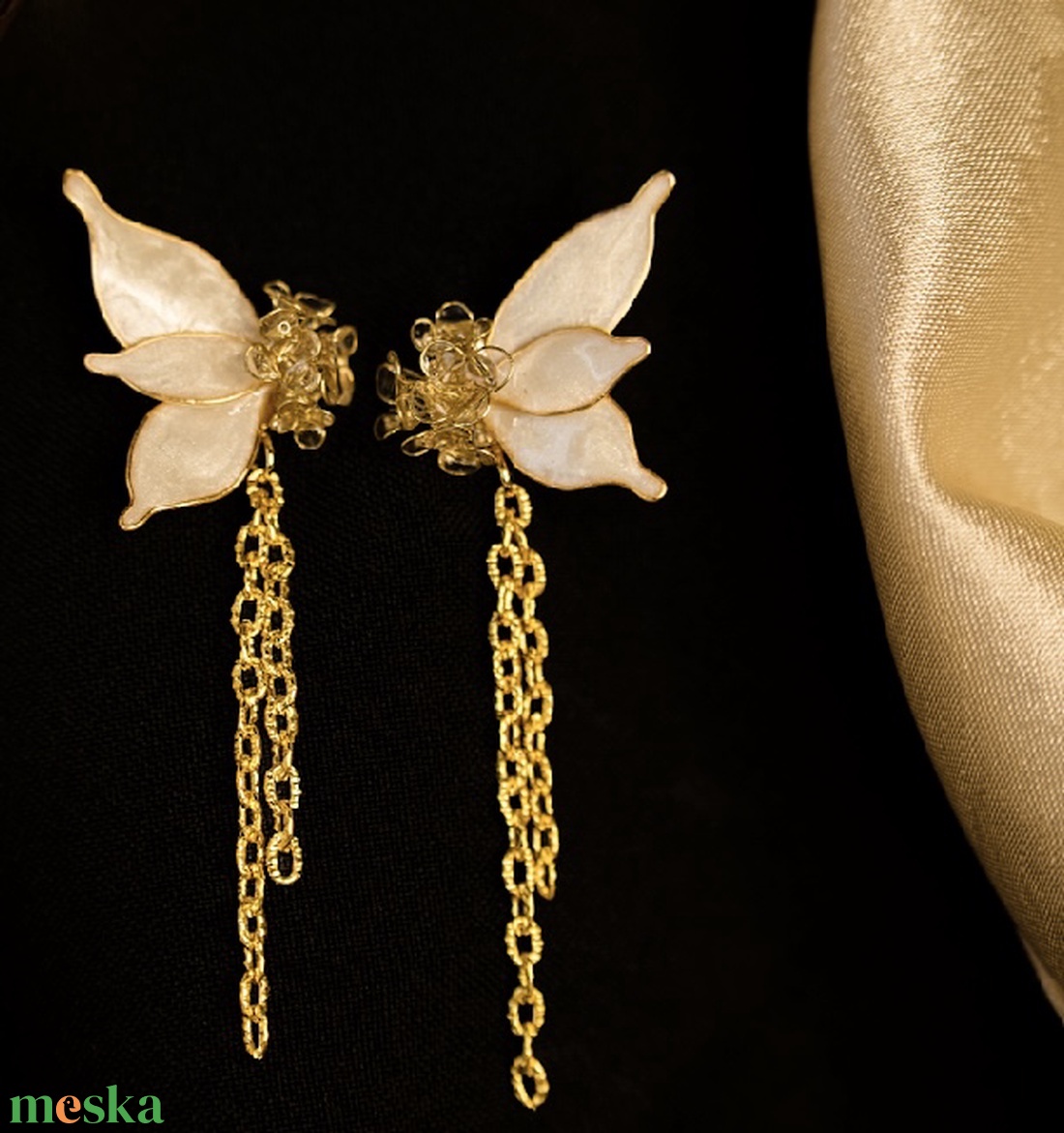 Aranyszínű, pillangó formájú lógós fülbevaló - ékszer - fülbevaló - lógó fülbevaló - Meska.hu