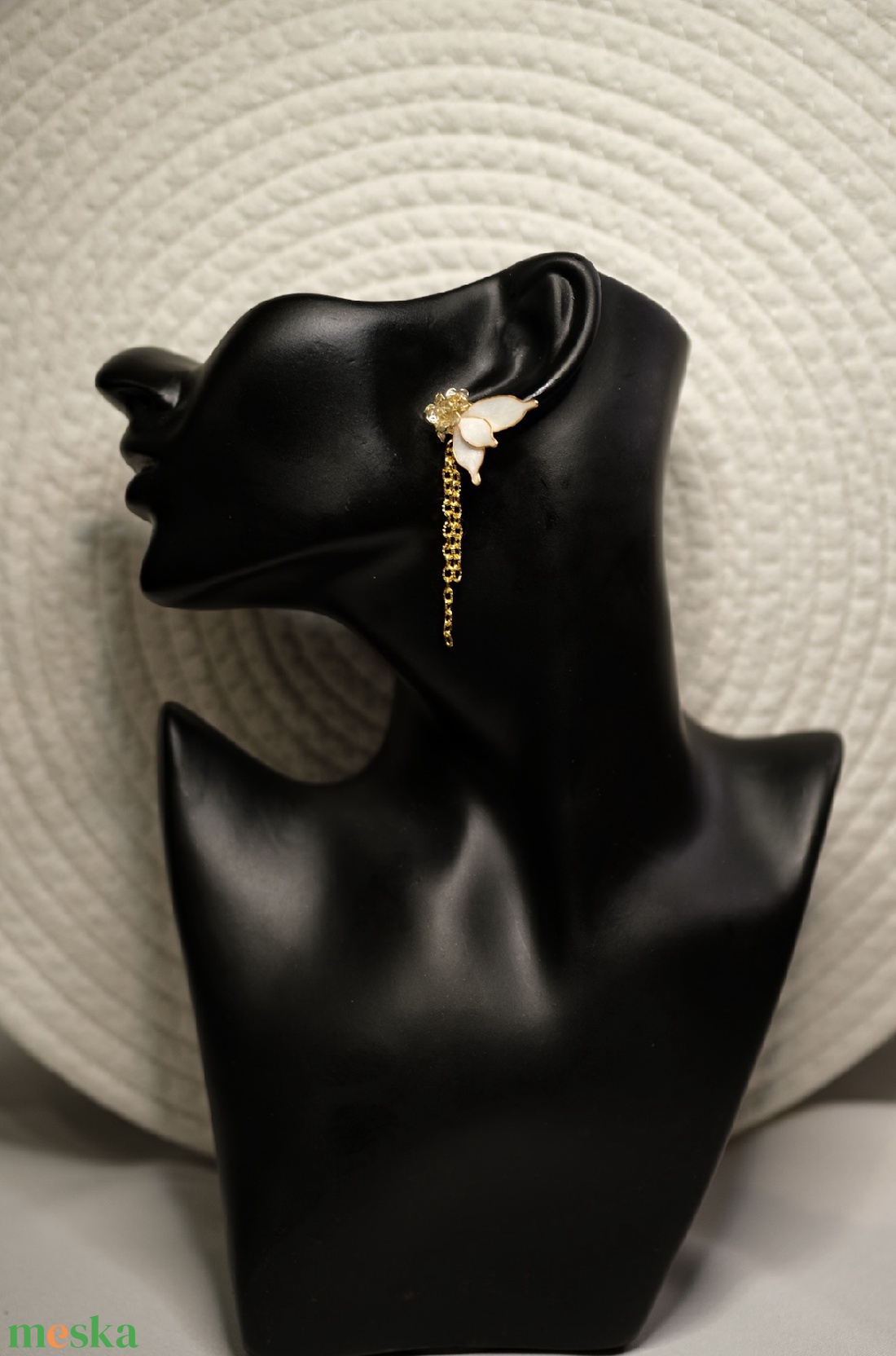 Aranyszínű, pillangó formájú lógós fülbevaló - ékszer - fülbevaló - lógó fülbevaló - Meska.hu