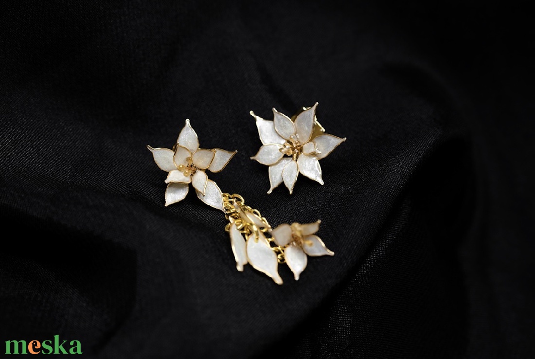 Selyemfehér, aranyszínű keretes asszimetrikus virág lógós fülbevaló - ékszer - fülbevaló - lógó fülbevaló - Meska.hu