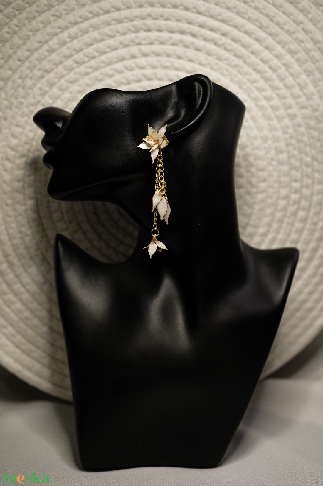 Selyemfehér, aranyszínű keretes asszimetrikus virág lógós fülbevaló - ékszer - fülbevaló - lógó fülbevaló - Meska.hu